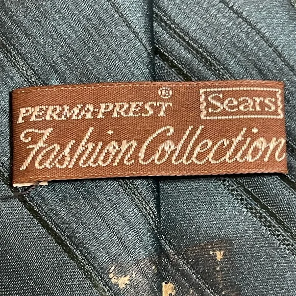 THREE VINTAGE TIES INCLUDING SATURDAY EVENING POST - Picture 14 of 15